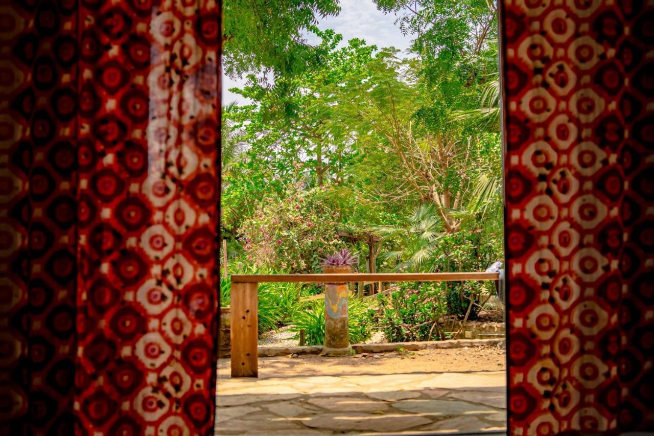 Kokrobite Gardens Restaurant And Guest House 外观 照片