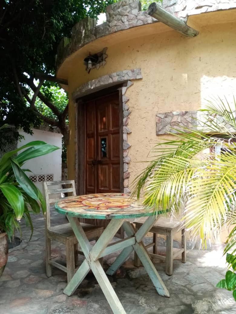 Kokrobite Gardens Restaurant And Guest House 外观 照片