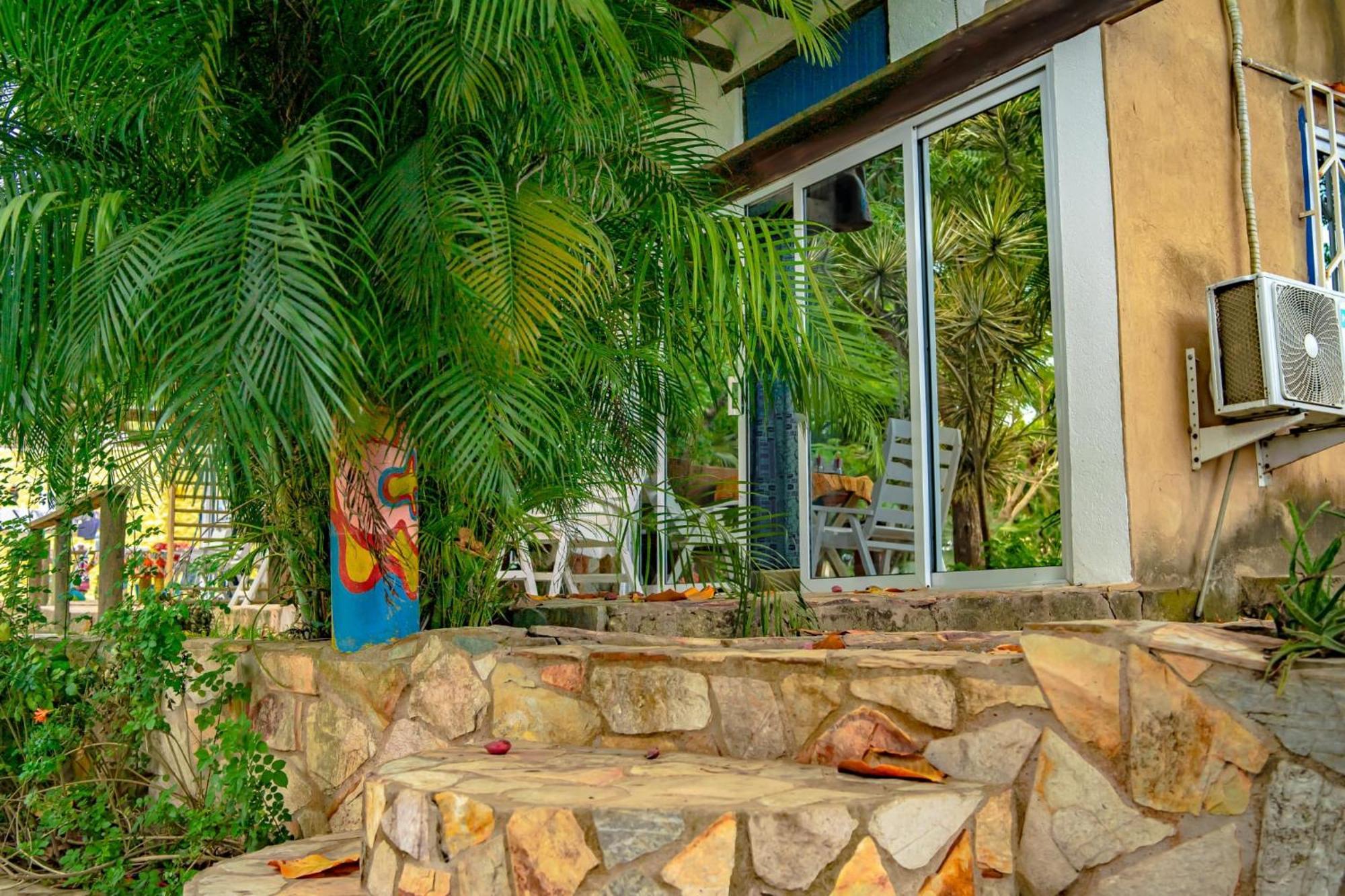 Kokrobite Gardens Restaurant And Guest House 外观 照片